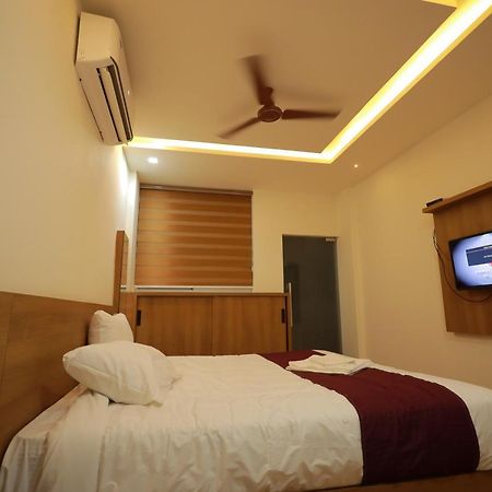 Hydepark Regency Hotel Palakkad Bagian luar foto
