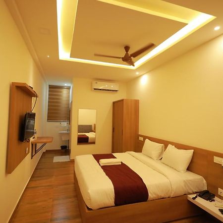 Hydepark Regency Hotel Palakkad Bagian luar foto