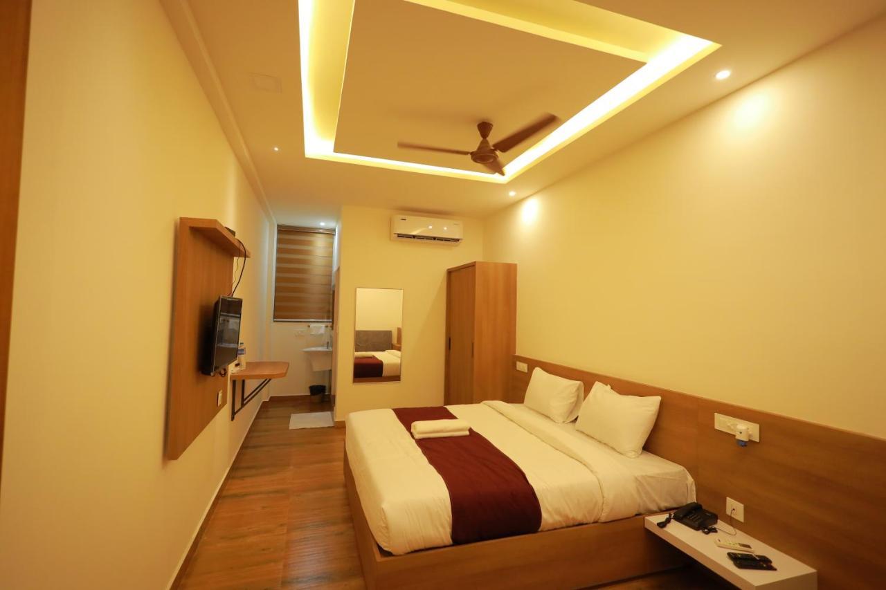 Hydepark Regency Hotel Palakkad Bagian luar foto