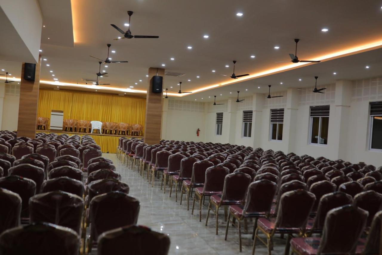 Hydepark Regency Hotel Palakkad Bagian luar foto