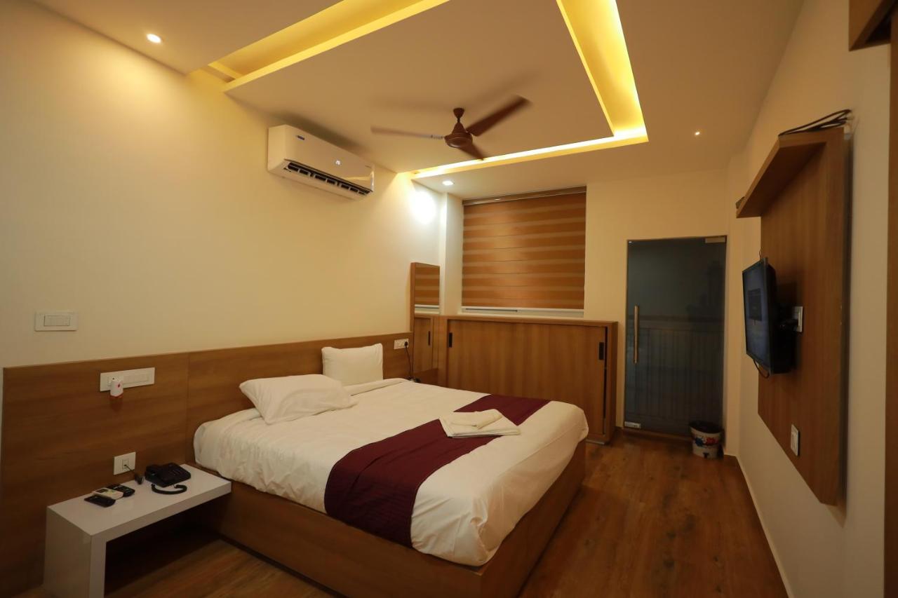 Hydepark Regency Hotel Palakkad Bagian luar foto