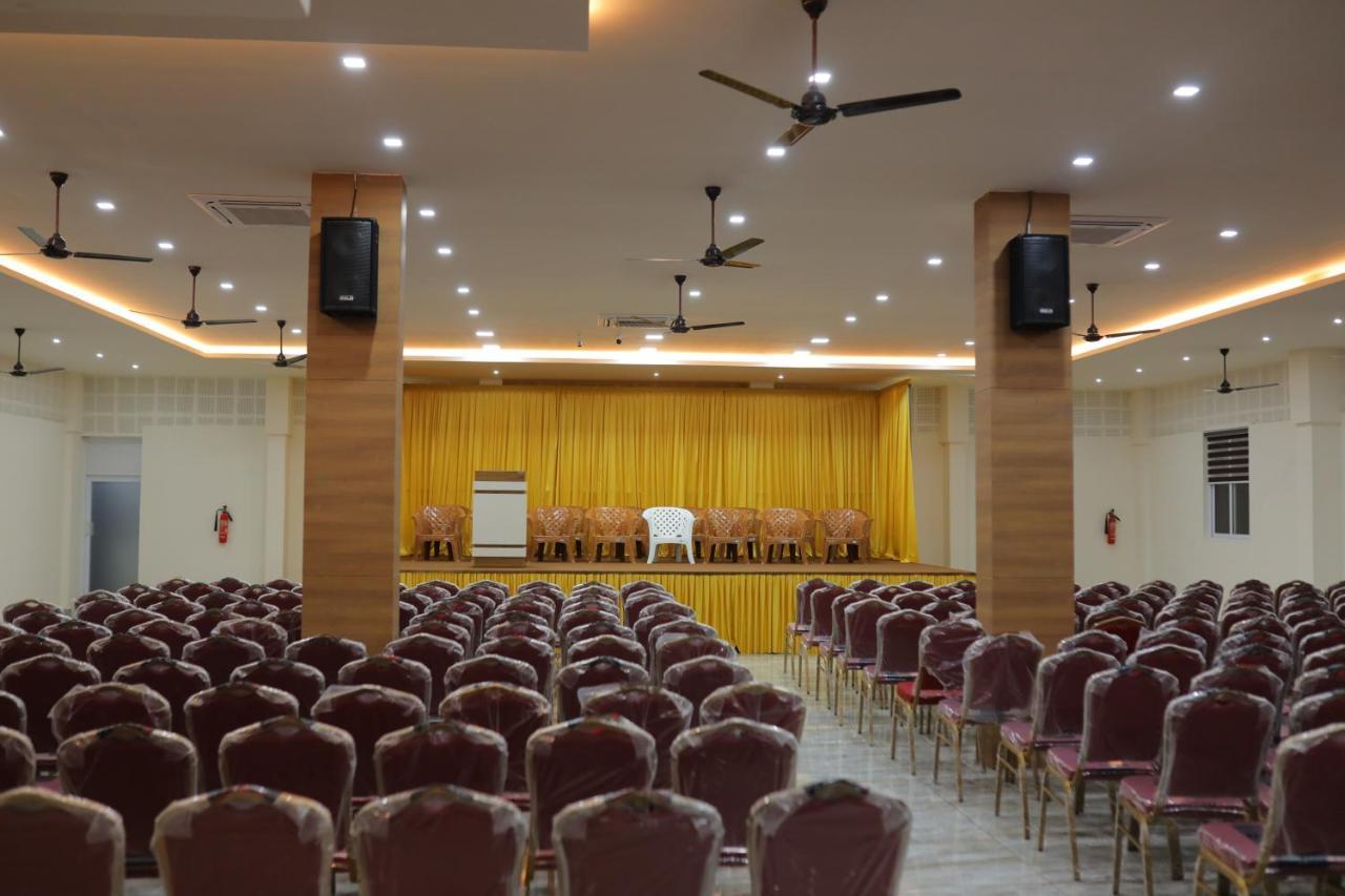 Hydepark Regency Hotel Palakkad Bagian luar foto