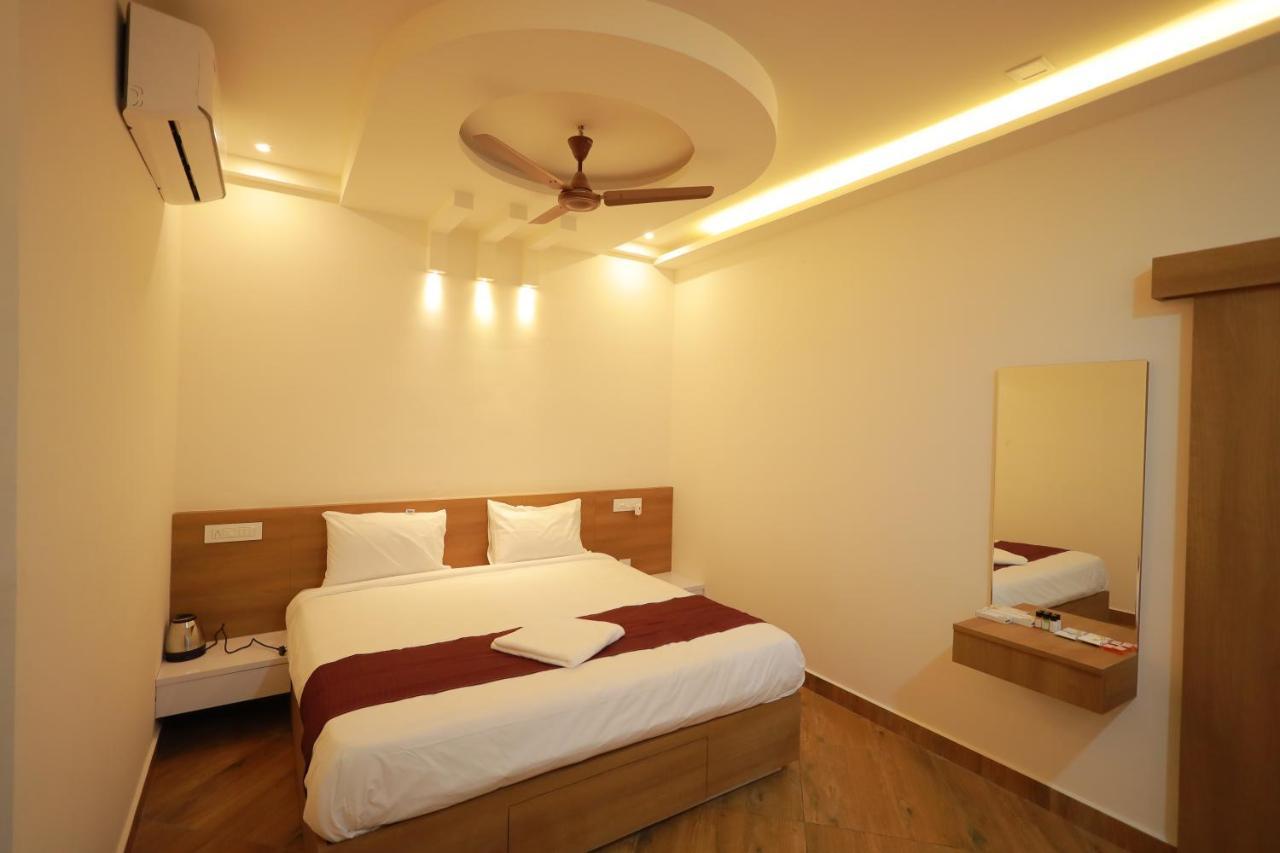 Hydepark Regency Hotel Palakkad Bagian luar foto