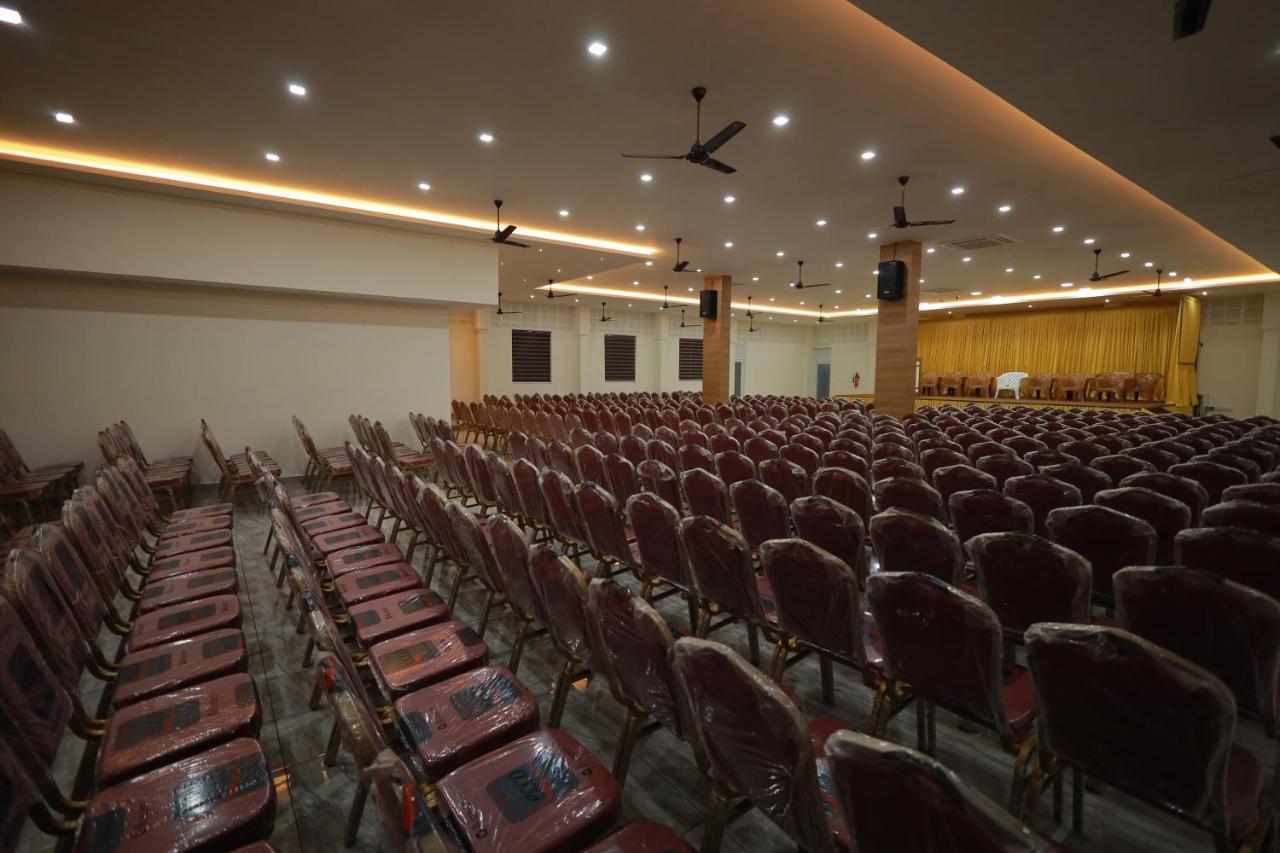 Hydepark Regency Hotel Palakkad Bagian luar foto