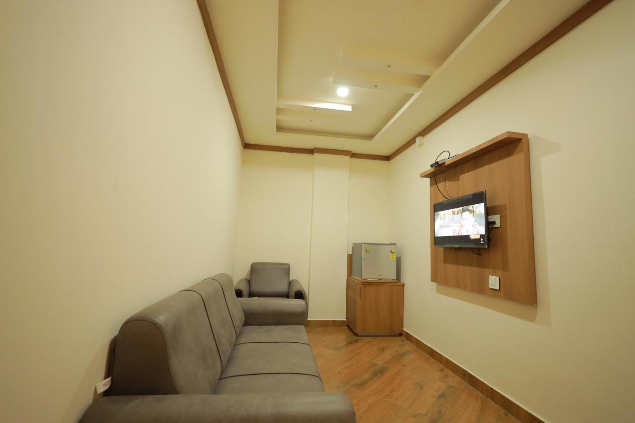 Hydepark Regency Hotel Palakkad Bagian luar foto