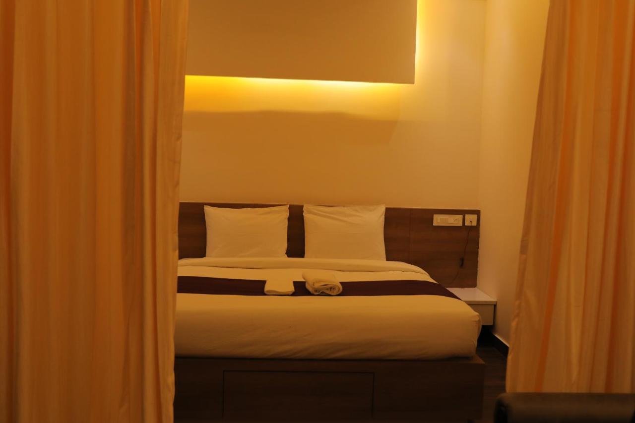 Hydepark Regency Hotel Palakkad Bagian luar foto