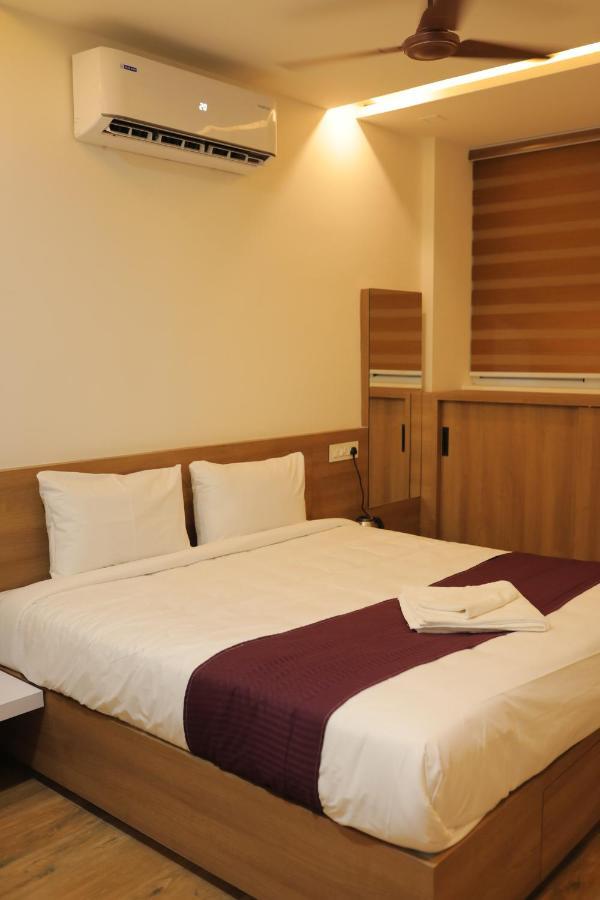 Hydepark Regency Hotel Palakkad Bagian luar foto