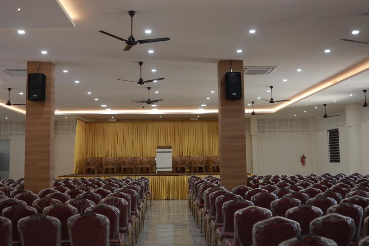 Hydepark Regency Hotel Palakkad Bagian luar foto